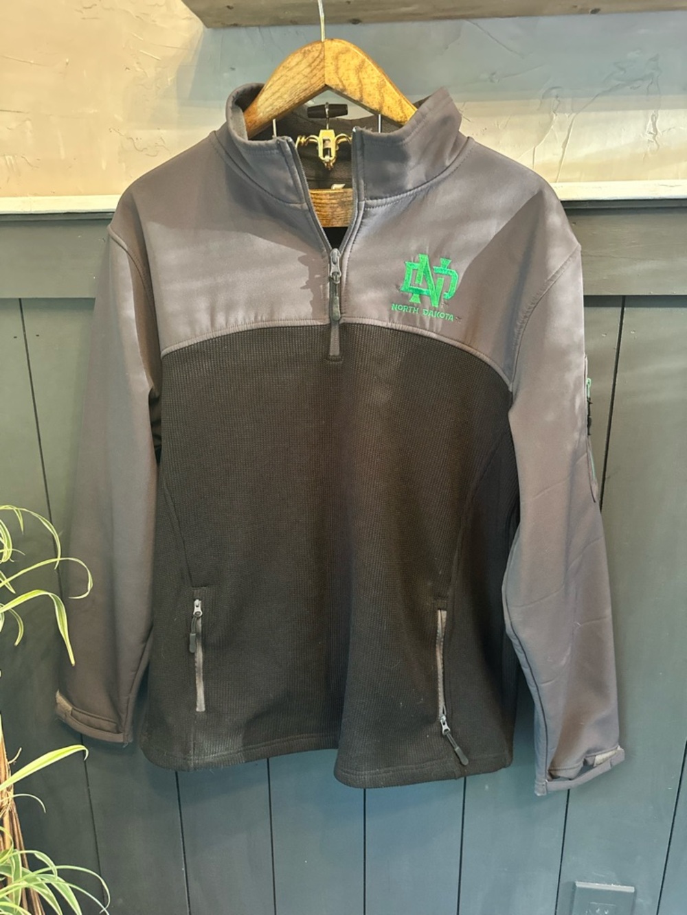 University of North Dakota Men's Quarter Zip Jacket Green Gray Black size XL